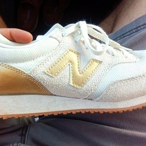 NEW BALANCE size 6 1/2 white and yellow suede